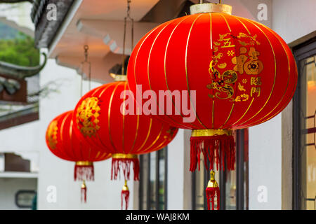 Lanternes chinoises au Big Buddha et monastère Po Lin, Lantau Island, Hong Kong, Chine. Banque D'Images