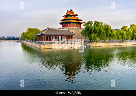 La tour de la flèche, la Cité Interdite moat, canal et palace mur, Beijing, Chine. Emperor's palace construit dans les années 1600 au cours de la dynastie Ming Banque D'Images