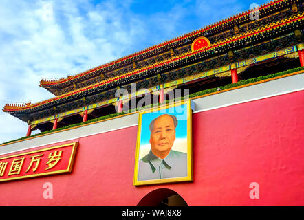 La porte Tiananmen, la Cité Interdite palace mur, Beijing, Chine. Les caractères chinois disent "les gens du monde de l'empereur, palais construit dans les années 1600 sous la dynastie Ming. ' Traduction en anglais de la langue chinoise sur la porte est : 'Vive le pays. ' Banque D'Images