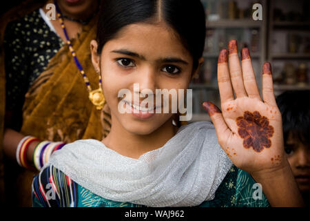 L'Inde, le Rajasthan. Jeune fille avec henna design sur la main. En tant que crédit : Jim Nilsen / Jaynes Gallery / DanitaDelimont.com Banque D'Images