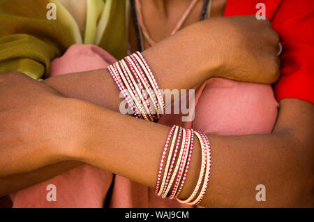 L'Inde, le Rajasthan. Close-up de bracelets sur les bras de la femme. En tant que crédit : Jim Nilsen / Jaynes Gallery / DanitaDelimont.com Banque D'Images