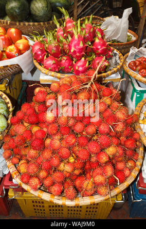 Hanoi, Vietnam. Un litchi ramboutan, comme les fruits à vendre à Hom marché dans la zone 36 rues, qui fait partie de l'historique vieille ville. Banque D'Images