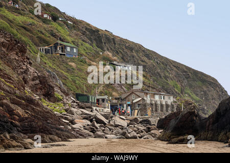 Le café Eddystone et la hutte des sauveteurs au bas du sentier escarpé jusqu'au sommet des falaises de la plage de Tregonhawke, Whitsand Bay, Rame, Cornwall. Banque D'Images