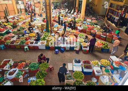 Hanoi, Vietnam. Cdm Market, un marché bondé, trépidante typique qui vendent de tout, des aliments aux vêtements et articles ménagers dans la zone 36 rues, qui fait partie de l'historique vieille ville. (Usage éditorial uniquement) Banque D'Images