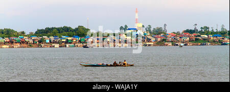 Phnom Penh, Cambodge. Transport de personnes le long sampan traditionnel du Mékong et du lac Tonlé Sap des rivières. (Usage éditorial uniquement) Banque D'Images