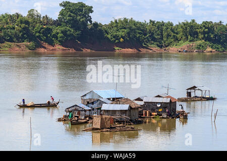 L'île de Koh Trong. Village de pêcheurs vietnamiens flottant à l'extrémité sud de l'île à travers le fleuve Mékong de Kratie, au Cambodge. Banque D'Images