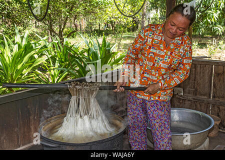 Kompong Thom, au Cambodge. Femme cambodgienne se résume la soie brute à une ferme de la soie. (MR, communication) Banque D'Images