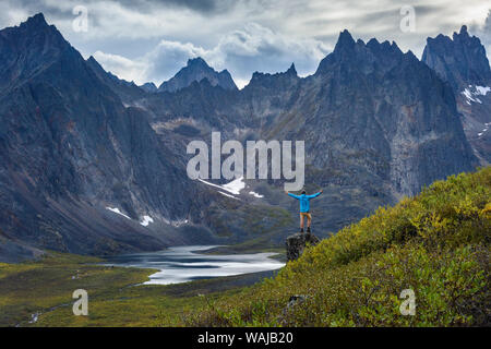 Au Canada, le Yukon, le parc territorial Tombstone, Grizzly Lake Trail, randonneur profitant du plein air. (MR) Banque D'Images