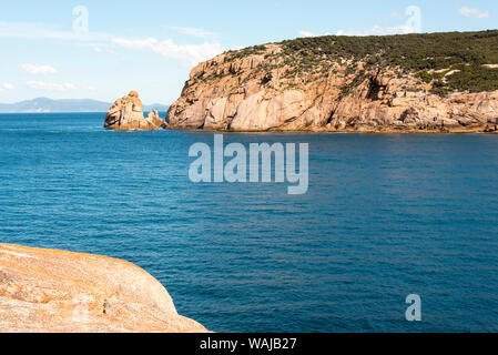 L'Australie, la Tasmanie, Maria Island. Haunted Bay Vue de Tasman National Park de granit couverts de lichen bluffs Banque D'Images