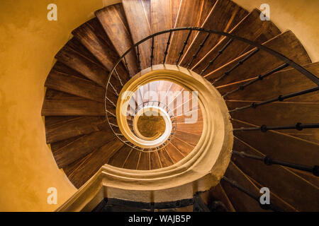 L'Europe, République tchèque, Kutna Hora. Escalier circulaire Santini dans l'église du monastère de l'Assomption de Notre-Dame de Sedlec. En tant que crédit : Jim Nilsen / Jaynes Gallery / DanitaDelimont.com Banque D'Images