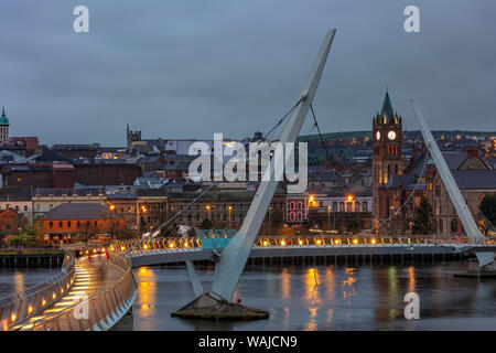 Le Pont de la paix sur la rivière Foyle à Londonderry, en Irlande du Nord, Banque D'Images