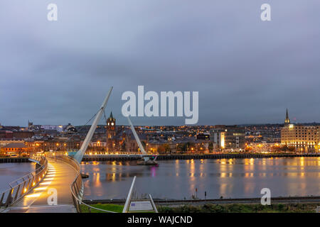 Le Pont de la paix sur la rivière Foyle à Londonderry, en Irlande du Nord, Banque D'Images