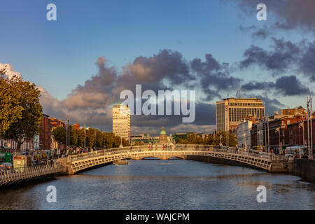 La marche historique Ha'penny Bridge sur la rivière Liffey à Dublin, Irlande Banque D'Images