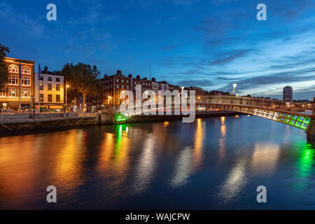 La marche historique Ha'penny Bridge sur la rivière Liffey à Dublin, Irlande Banque D'Images