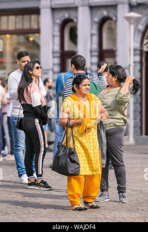 Sian touristes sur la place du Dam. De nombreuses villes touristiques populaires sont sérieusement essayer de lutter contre le tourisme de masse vague, Amsterdam est un précurseur parmi eux. Banque D'Images