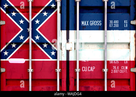 Le drapeau national de l'Etat américain le Mississippi dans un récipient portes le jour de l'indépendance en différentes couleurs de bleu rouge et jaune. Une politique Banque D'Images
