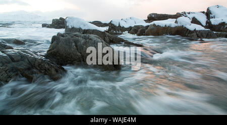 L'Europe, îles Lofoten, Skagsanden beach, la Norvège. Surfez sur la plage au coucher du soleil. Banque D'Images