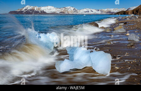 La Norvège, Svalbard, Spitzberg. 14 juillet Glacier, les vagues déferlent sur le rivage et la glace des glaciers. Banque D'Images