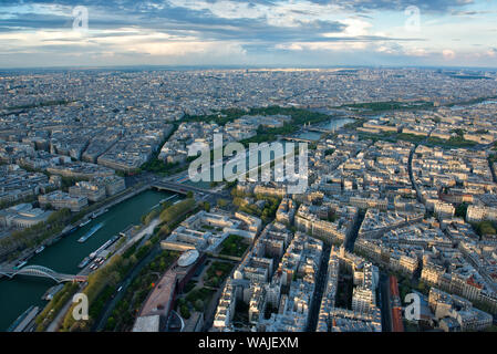 Vue de haut niveau à travers le centre-ville de Paris de la Tour Eiffel, Paris, France Banque D'Images