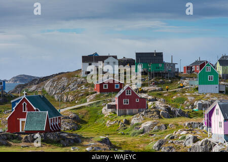 Le Groenland. Itilleq. Maisons colorées parsèment la colline. Banque D'Images