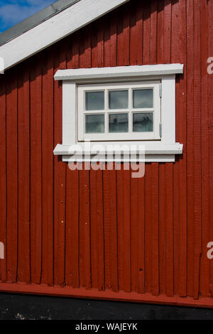 Le Groenland. Itilleq. Maison rouge vif avec une fenêtre blanche. Banque D'Images