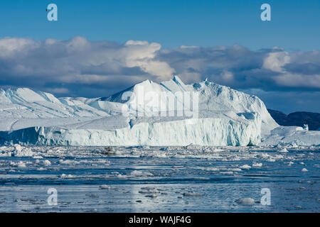 Le Groenland. Ilulissat. Icebergs et brash dans le fjord glacé. Banque D'Images