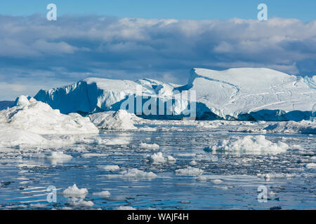 Le Groenland. Ilulissat. Icebergs et brash dans le fjord glacé. Banque D'Images