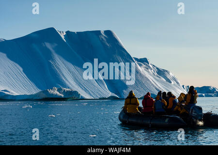 Le Groenland. Ilulissat. Croisière Zodiac parmi les icebergs dans le fjord glacé. Banque D'Images