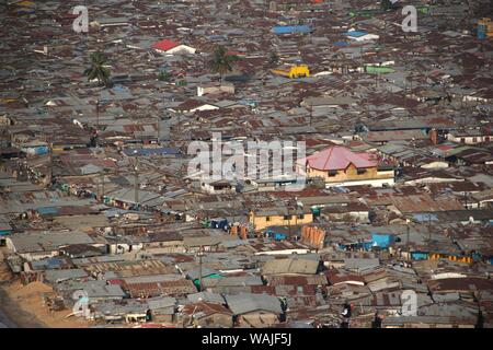 Cette image nous montre une vue sur le canton de West Point, dans la capitale de Monrovia, Libéria, comme vu de l'Hôtel de Palais. Ducor abandonnés West Point a été l'un des épicentres urbains de l'épidémie d'Ebola au Libéria. Répondeur qui complique les efforts déployés pour contrecarrer l'épidémie aux quartiers de taudis, étaient des troubles civils et du déni, même après des dizaines de cas d'Ebola et de décès sont survenus Banque D'Images