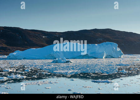 Le Groenland. Eqip Sermia. Icebergs et brash. Banque D'Images