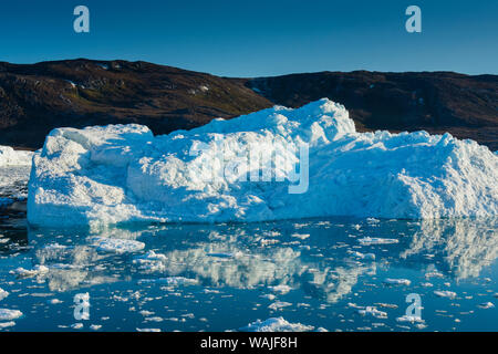 Le Groenland. Eqip Sermia. Icebergs et brash. Banque D'Images