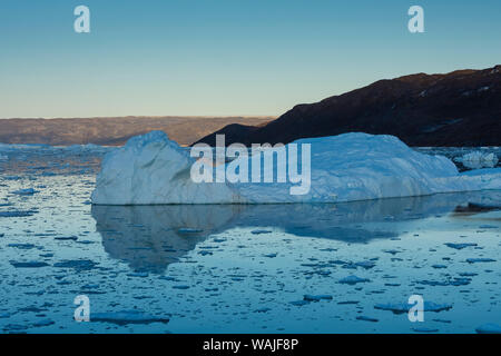 Le Groenland. Eqip Sermia. Icebergs et brash. Banque D'Images