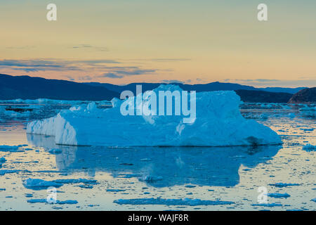 Le Groenland. Eqip Sermia. Icebergs et brash. Banque D'Images