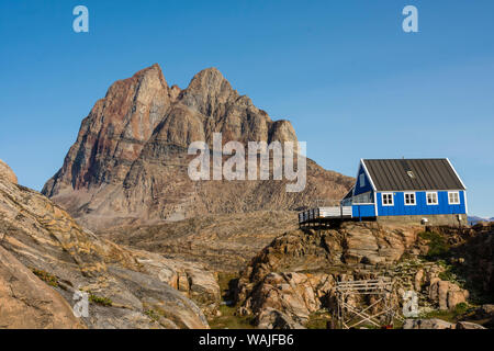 Le Groenland. Uummannaq. Heart-shaped Uummannaq mountain domine la ville. Banque D'Images