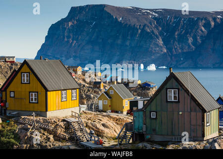 Le Groenland. Uummannaq. Maisons colorées parsèment le paysage rocheux. Banque D'Images