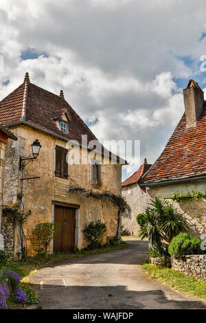 France, Espedaillac, chemin qui mène à la ville. Banque D'Images