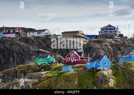 Le Groenland. Sisimiut. Maisons colorées sur le haut des collines rocheuses. Banque D'Images