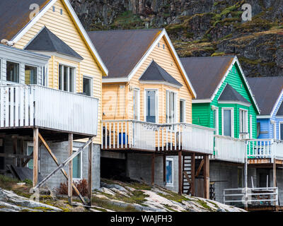 La vie moderne trimestre aux maisons colorées. Sur la côte d'Ilulissat, ville de La Baie de Disko dans l'ouest du Groenland. La proximité icefjord est inscrit comme site du patrimoine mondial de l'UNESCO. Banque D'Images