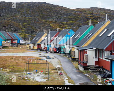 La vie moderne trimestre aux maisons colorées. Sur la côte d'Ilulissat, ville de La Baie de Disko dans l'ouest du Groenland. La proximité icefjord est inscrit comme site du patrimoine mondial de l'UNESCO. Banque D'Images
