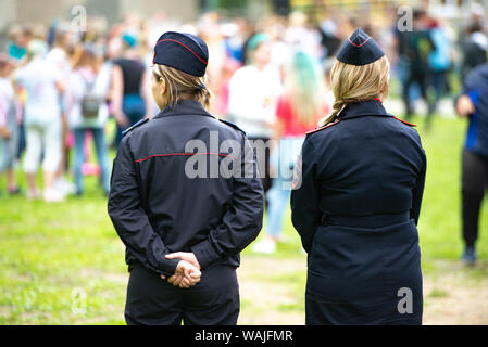 Région de Tcheliabinsk, Russie - Juin 2019 : femmes officiers de police observent le surpeuplement. Deux inconnus en uniforme de la police russe le moniteur Banque D'Images