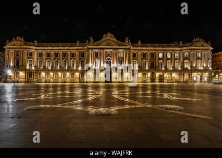 France, Toulouse. Capitole de Toulouse et place la nuit (hôtel de ville et de l'administration). Banque D'Images