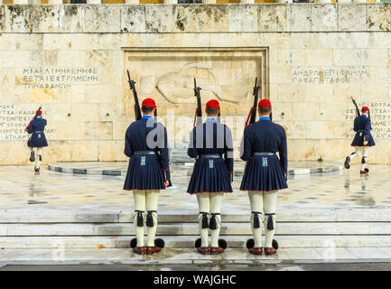 Relève de la garde sur la Tombe du Soldat inconnu, la Place Syntagma devant le Parlement, Athènes, Grèce. Les soldats sont Evzones de la Garde présidentielle. Banque D'Images