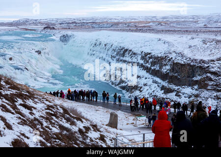 L'Islande, cercle d'or, Gullfoss. Les touristes à la cascade de Gullfoss en hiver. En tant que crédit : Wendy Kaveney Jaynes / Galerie / DanitaDelimont.com Banque D'Images