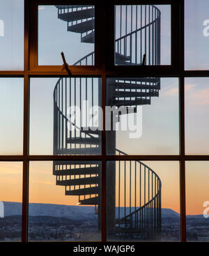 L'Islande, Reykjavik, Perlan. Escalier en spirale vue par la fenêtre au lever du soleil. En tant que crédit : Wendy Kaveney Jaynes / Galerie / DanitaDelimont.com Banque D'Images