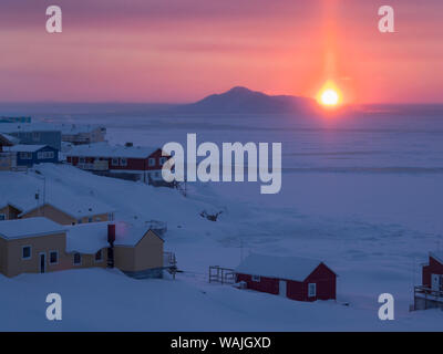 Coucher de soleil sur le fjord glacé et la ville. À Ilulissat la rive de la baie de Disko, centre pour le tourisme, l'administration et l'économie. La proximité icefjord est inscrit comme site du patrimoine mondial de l'UNESCO. Le Groenland, le Danemark. Banque D'Images