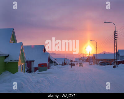 Coucher de soleil sur le fjord glacé et la ville. À Ilulissat la rive de la baie de Disko, centre pour le tourisme, l'administration et l'économie. La proximité icefjord est inscrit comme site du patrimoine mondial de l'UNESCO. Le Groenland, le Danemark. Banque D'Images