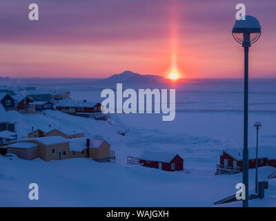 Coucher de soleil sur le fjord glacé et la ville. À Ilulissat la rive de la baie de Disko, centre pour le tourisme, l'administration et l'économie. La proximité icefjord est inscrit comme site du patrimoine mondial de l'UNESCO. Le Groenland, le Danemark. Banque D'Images