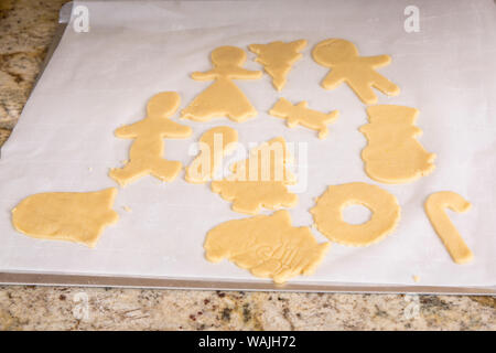 Cut-out sugar cookies dans des formes de Noël. Banque D'Images