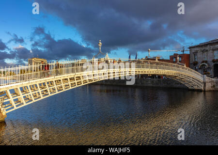 La marche historique Ha'penny Bridge sur la rivière Liffey à Dublin, Irlande Banque D'Images