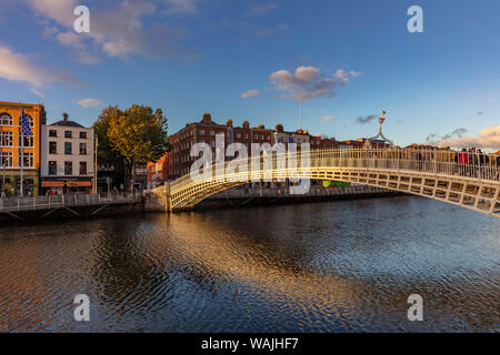 La marche historique Ha'penny Bridge sur la rivière Liffey à Dublin, Irlande Banque D'Images